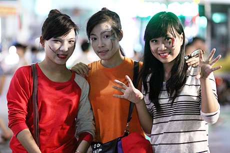 Ngắm thiếu nữ trước và sau hóa trang thành “ma nữ” đêm Halloween