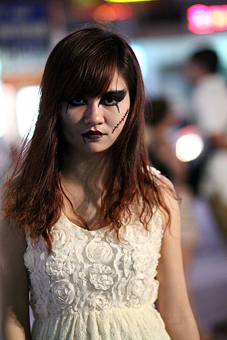Ngắm thiếu nữ trước và sau hóa trang thành “ma nữ” đêm Halloween