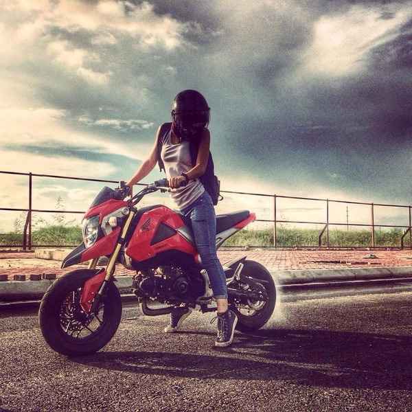 9X xinh đẹp mê xe côn tay và biểu diễn mô tô mạo hiểm