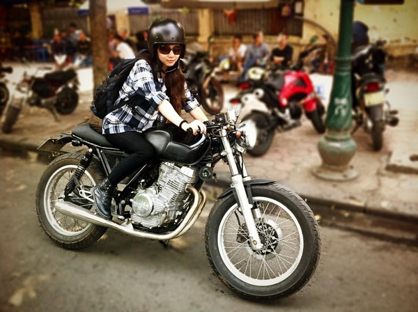 9X xinh đẹp mê xe côn tay và biểu diễn mô tô mạo hiểm