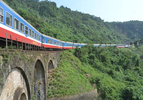 Trên cung đường sắt nguy hiểm bậc nhất Đông Dương
