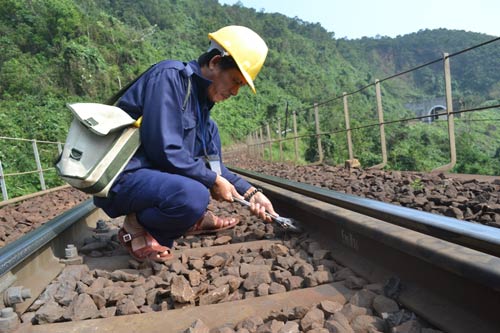 Trên cung đường sắt nguy hiểm bậc nhất Đông Dương