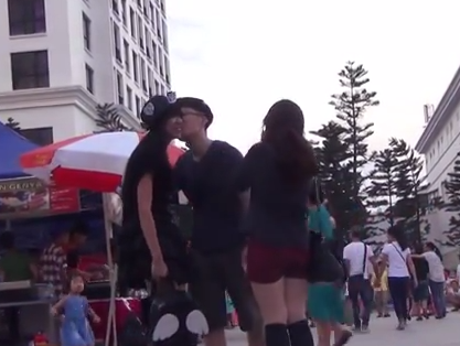 Xôn xao chàng trai xin hôn gái xinh ở khắp mọi nơi