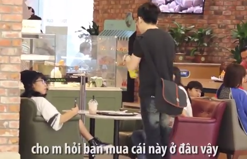 Xôn xao chàng trai xin hôn gái xinh ở khắp mọi nơi