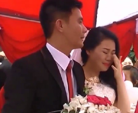 Clip: Quá trình rước dâu bằng xe ngựa khiến nhà gái “đứng hình”