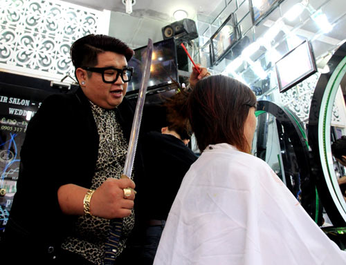 Anh chàng cắt tóc bằng kiếm Nhật khiến người xem “dựng tóc gáy” Anh chàng cắt tóc bằng kiếm Nhật khiến người xem “dựng tóc gáy”