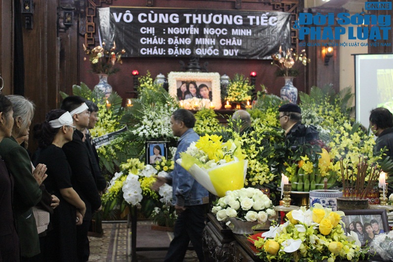 Nước mắt nghẹn ngào trong lễ tang 3 mẹ con người Việt