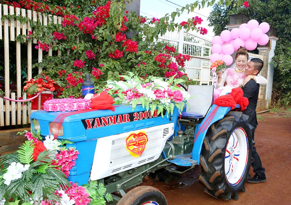 Trọn bộ ảnh rước dâu bằng xe công nông náo loạn phố núi