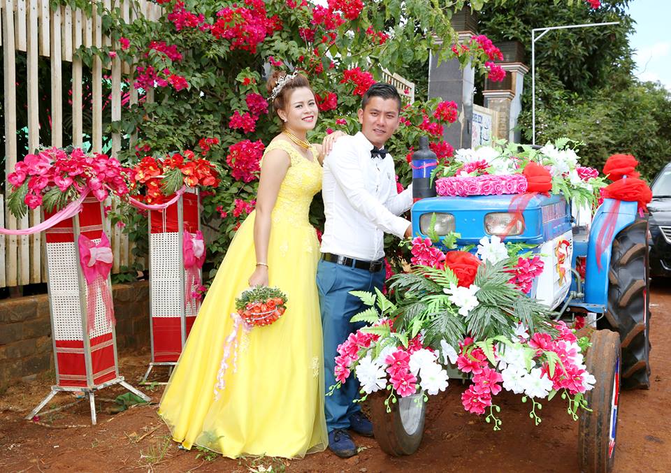 Trọn bộ ảnh rước dâu bằng xe công nông náo loạn phố núi