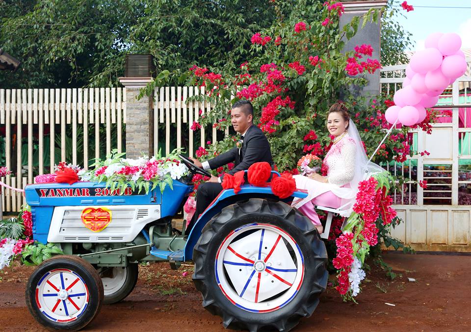 Trọn bộ ảnh rước dâu bằng xe công nông náo loạn phố núi