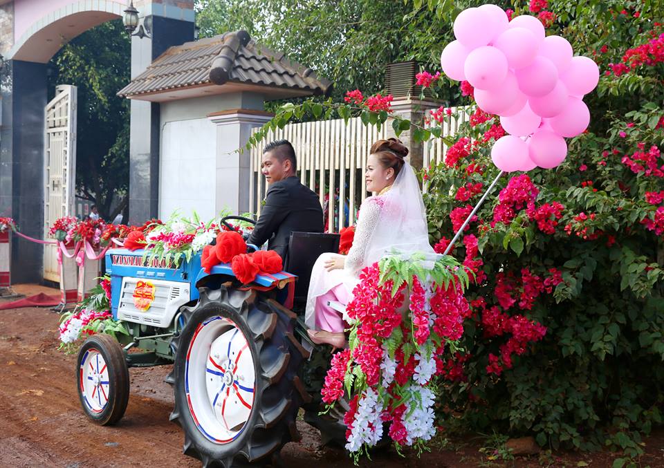 Trọn bộ ảnh rước dâu bằng xe công nông náo loạn phố núi