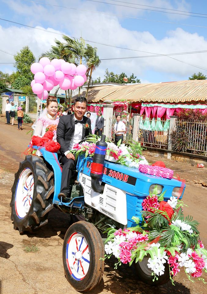 Trọn bộ ảnh rước dâu bằng xe công nông náo loạn phố núi