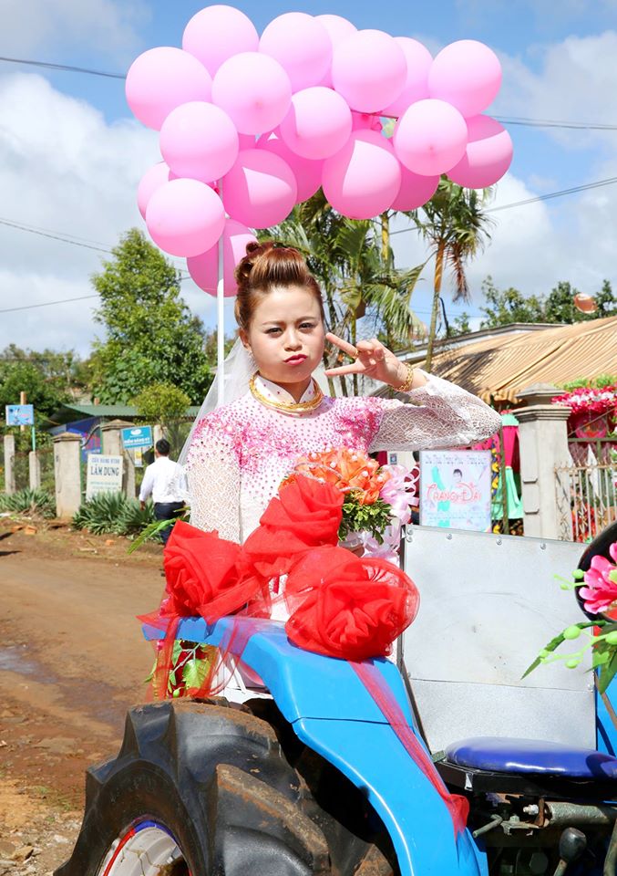 Trọn bộ ảnh rước dâu bằng xe công nông náo loạn phố núi