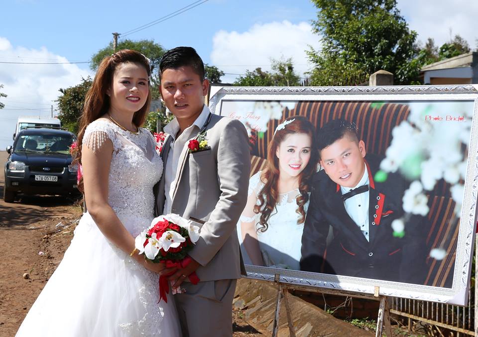 Trọn bộ ảnh rước dâu bằng xe công nông náo loạn phố núi