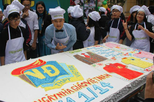 20/11: Ca sĩ Duy Khoa cùng học sinh làm bánh kem tri ân thầy cô