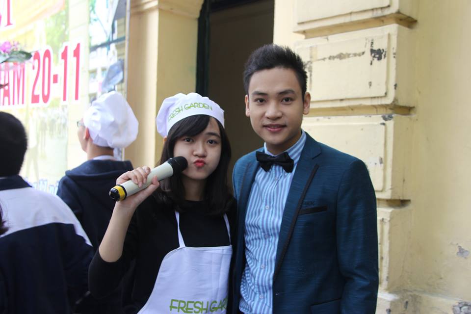 20/11: Ca sĩ Duy Khoa cùng học sinh làm bánh kem tri ân thầy cô