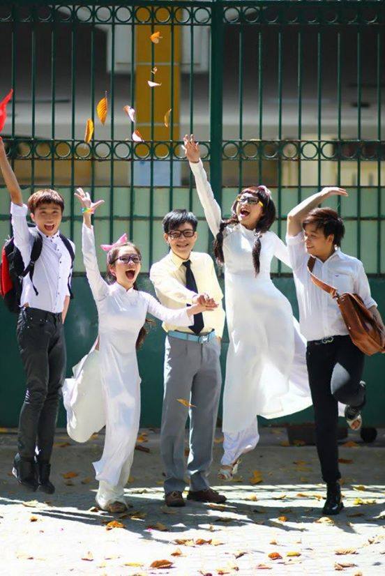 Chàng trai 9X giả gái dễ thương trong bộ ảnh “về thăm trường xưa”