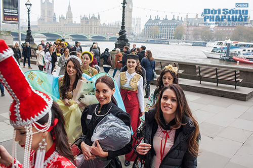 Nguyễn Thị Loan đẹp “mê hồn” trong bộ áo tứ thân tại Miss World 