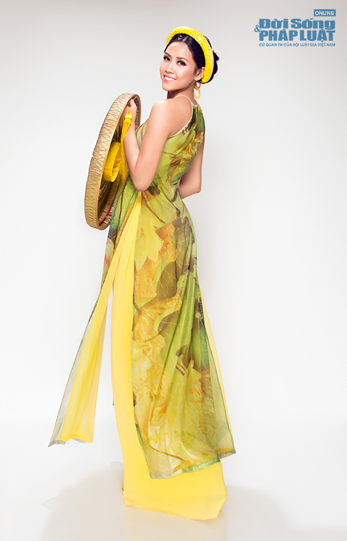 Nguyễn Thị Loan đẹp “mê hồn” trong bộ áo tứ thân tại Miss World 