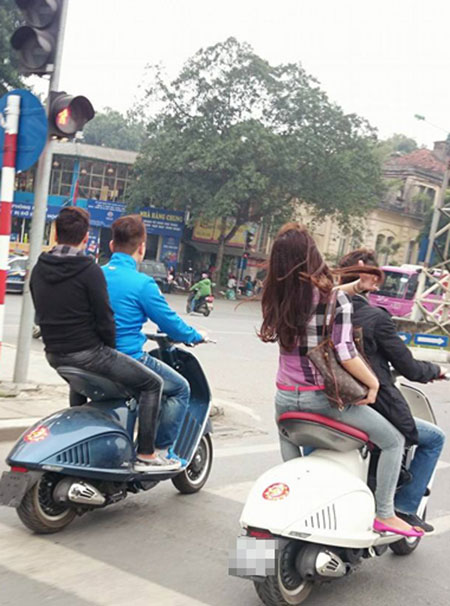 Xôn xao 4 thanh niên đi xe tay ga 340 triệu không đội mũ bảo hiểm