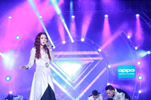 Mỹ Tâm làm fan hâm mộ “tan chảy” trong Heartbeat live concert Mỹ Tâm làm fan hâm mộ “tan chảy” trong Heartbeat live concert