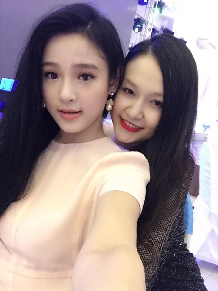Hot girl Hà thành chia sẻ ảnh dự đầy tháng con trai Tuấn Hưng