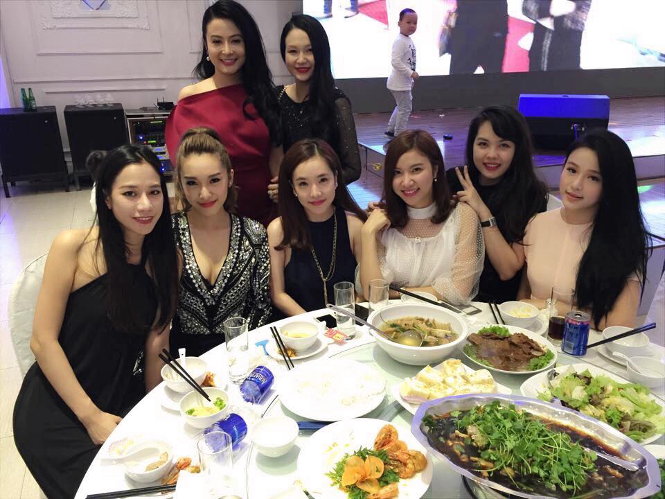 Hot girl Hà thành chia sẻ ảnh dự đầy tháng con trai Tuấn Hưng