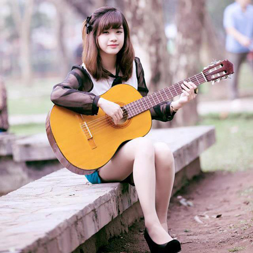 Nhan sắc hot girl Kiến Trúc vừa đệm đàn vừa hát “Để mãi có nhau”
