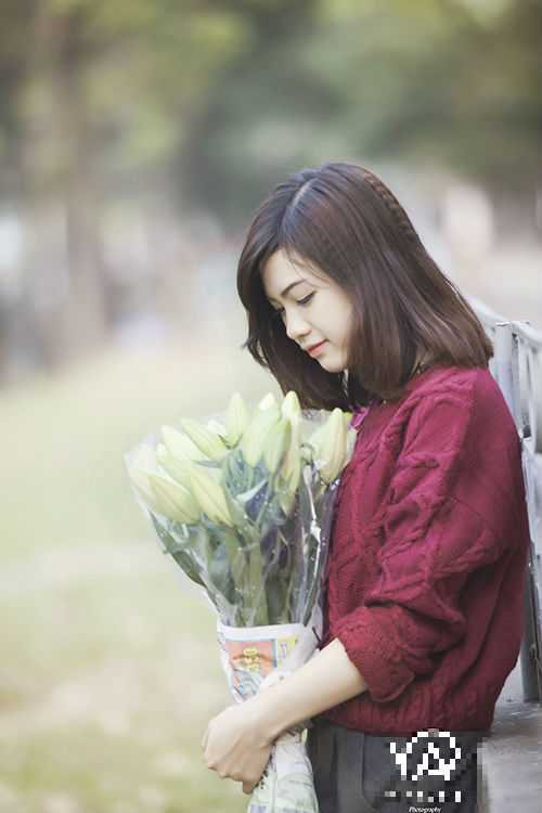 Nhan sắc hot girl Kiến Trúc vừa đệm đàn vừa hát “Để mãi có nhau”