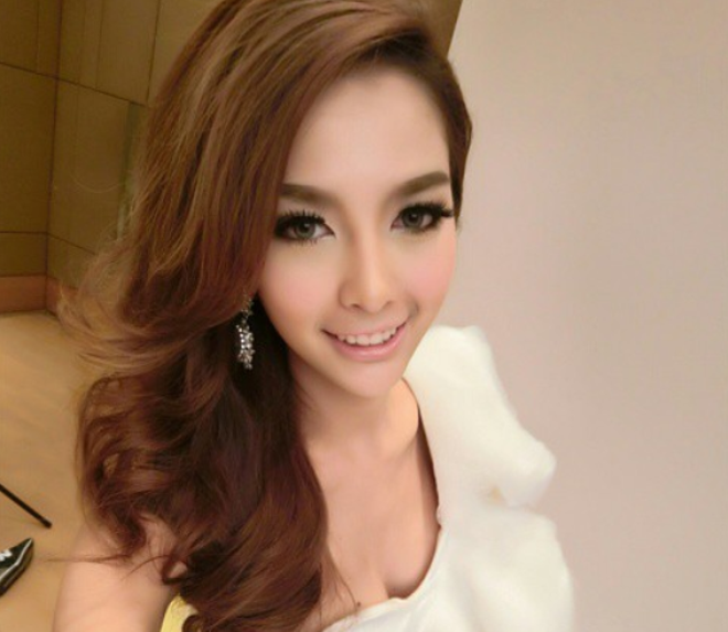Vẻ đẹp vạn người mê của hot girl chuyển giới hot nhất Thái Lan