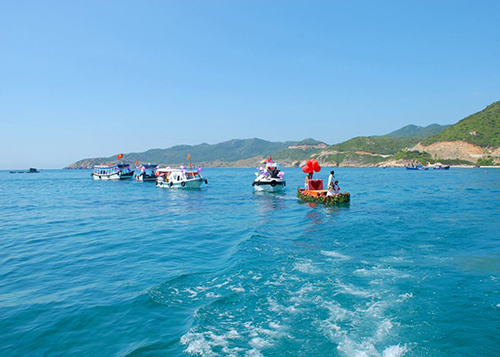 Màn rước dâu “lênh đênh” trên biển bằng ghe gây xôn xao
