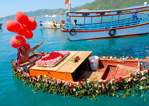 Màn rước dâu “lênh đênh” trên biển bằng ghe gây xôn xao
