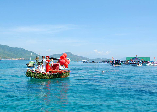 Màn rước dâu “lênh đênh” trên biển bằng ghe gây xôn xao
