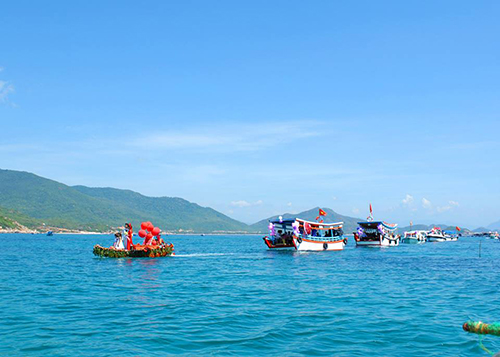 Màn rước dâu “lênh đênh” trên biển bằng ghe gây xôn xao