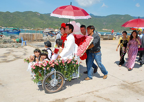 Màn rước dâu “lênh đênh” trên biển bằng ghe gây xôn xao