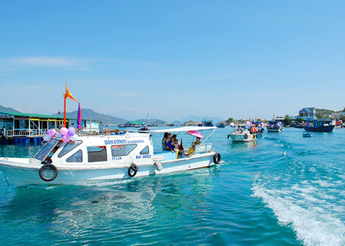 Màn rước dâu “lênh đênh” trên biển bằng ghe gây xôn xao