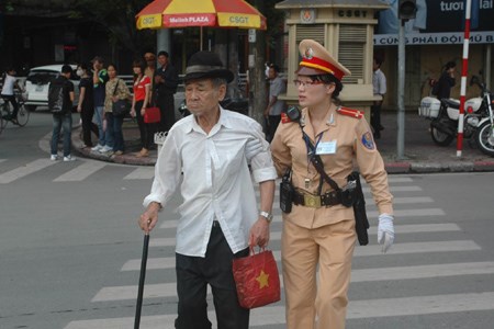 Những nữ CSGT xinh đẹp, tận tâm khiến nhiều người mến phục