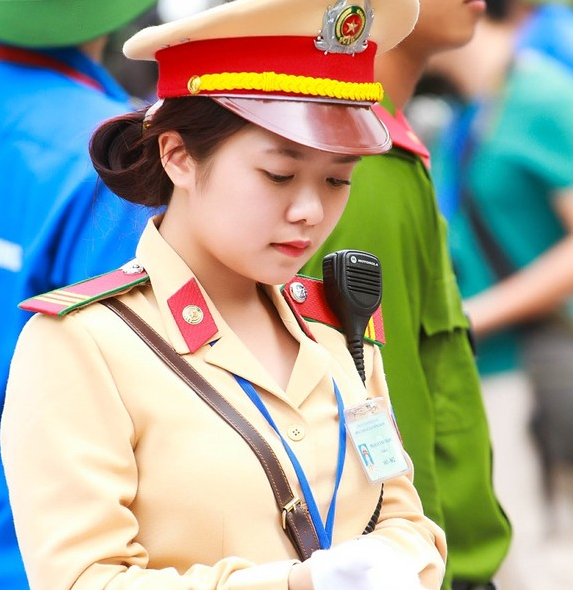 Những nữ CSGT xinh đẹp, tận tâm khiến nhiều người mến phục
