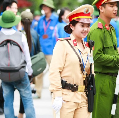 Những nữ CSGT xinh đẹp, tận tâm khiến nhiều người mến phục