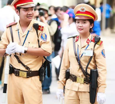 Những nữ CSGT xinh đẹp, tận tâm khiến nhiều người mến phục