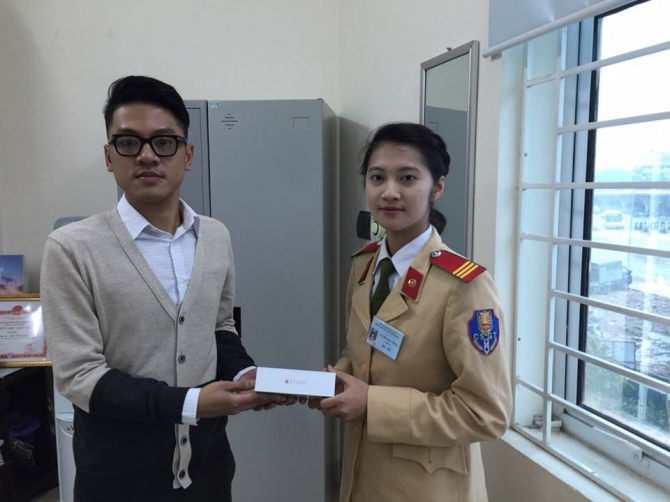 Những nữ CSGT xinh đẹp, tận tâm khiến nhiều người mến phục