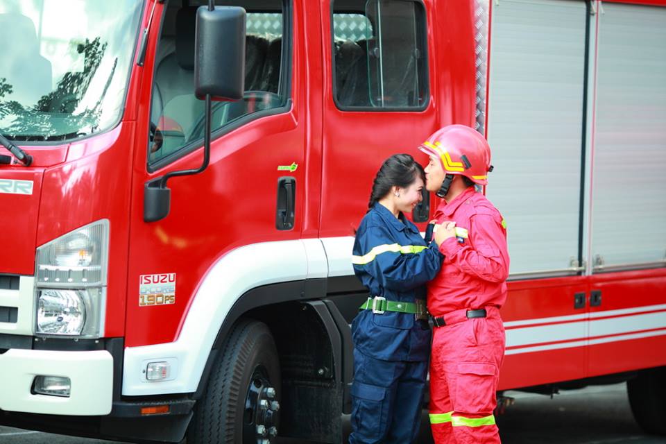 Bộ ảnh cưới độc đáo trong trang phục lính cứu hỏa gây sốt Bộ ảnh cưới độc đáo trong trang phục lính cứu hỏa gây sốt