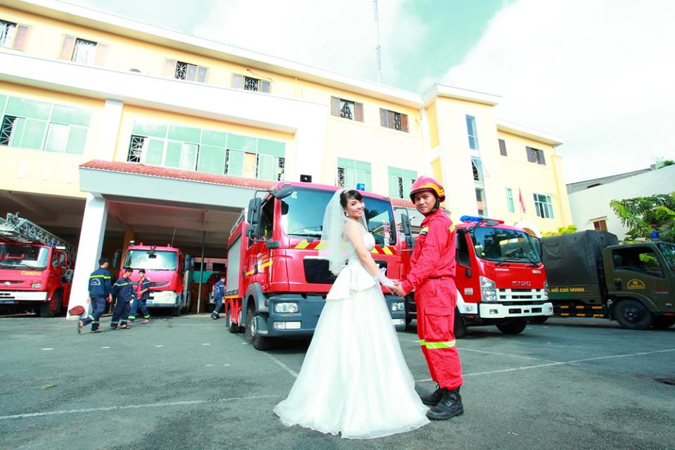 Bộ ảnh cưới độc đáo trong trang phục lính cứu hỏa gây sốt Bộ ảnh cưới độc đáo trong trang phục lính cứu hỏa gây sốt