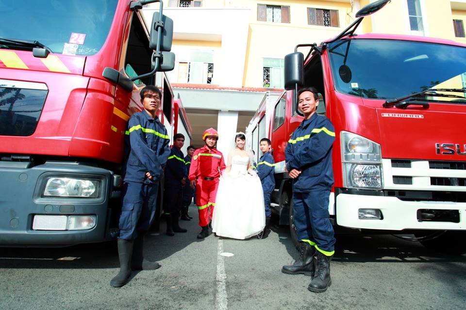 Bộ ảnh cưới độc đáo trong trang phục lính cứu hỏa gây sốt Bộ ảnh cưới độc đáo trong trang phục lính cứu hỏa gây sốt