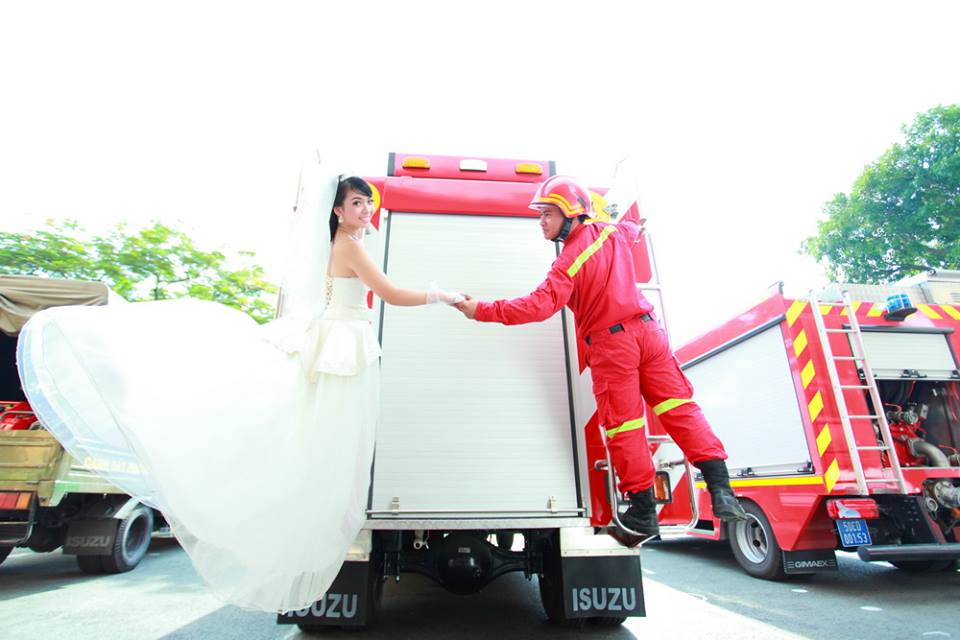 Bộ ảnh cưới độc đáo trong trang phục lính cứu hỏa gây sốt Bộ ảnh cưới độc đáo trong trang phục lính cứu hỏa gây sốt