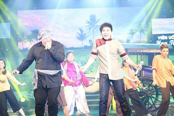 Ca sĩ người Mỹ cover “Chắc ai đó sẽ về” cực hay