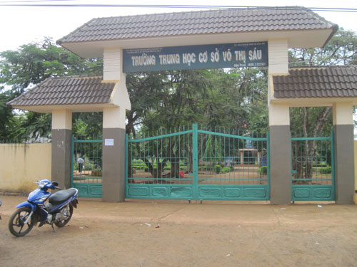 Nam sinh lớp 9 rút dao đâm bạn ngay tại trường học