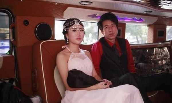 Xôn xao cô dâu chú rể phát 40.000 bao lì xì cho người đi đường