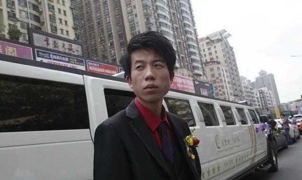 Xôn xao cô dâu chú rể phát 40.000 bao lì xì cho người đi đường