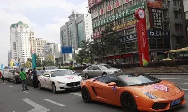 Xôn xao cô dâu chú rể phát 40.000 bao lì xì cho người đi đường